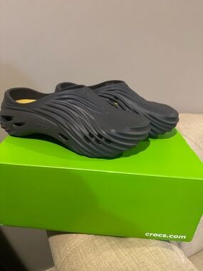 CROCS Echo Wave Clog in Charcoal and Yellow